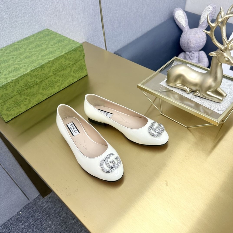 G*u*i flat shoes